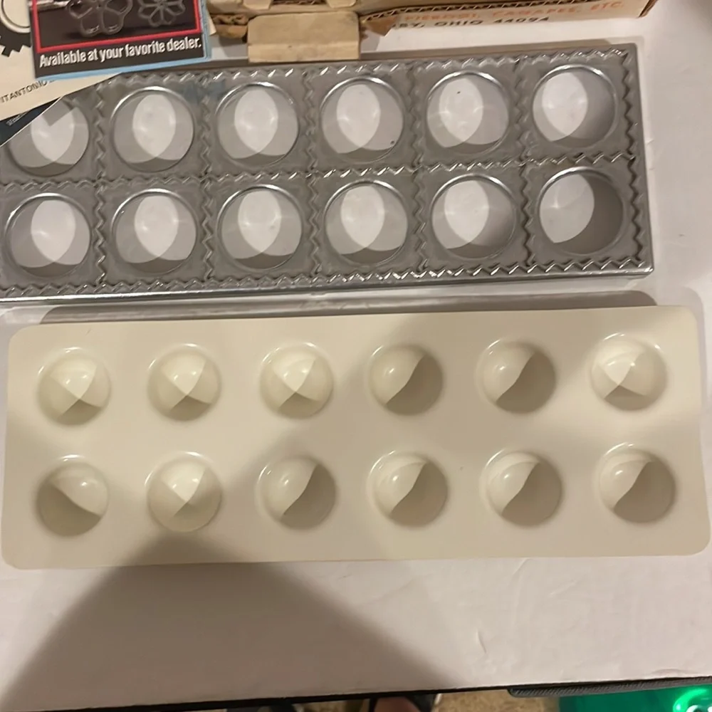 Vintage Ravioli Maker - Picture 2 of 7